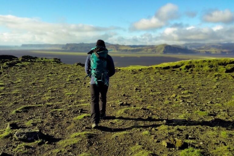 Hombre caminando en montaña