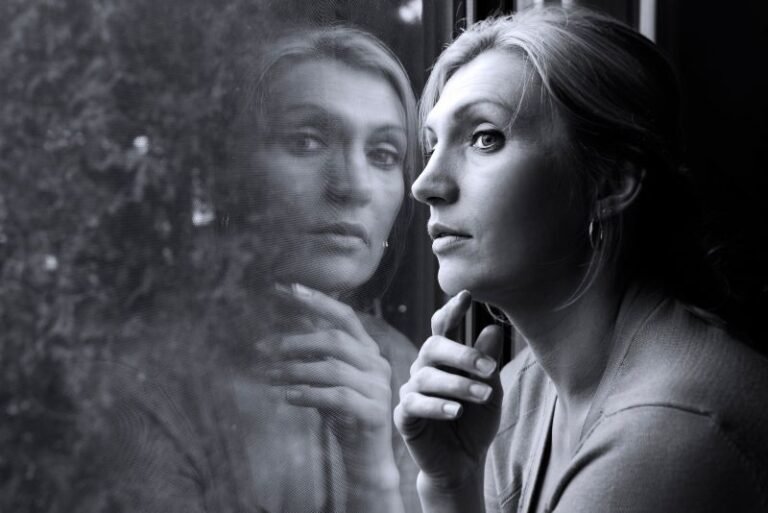 Reflejo de una mujer en la ventana