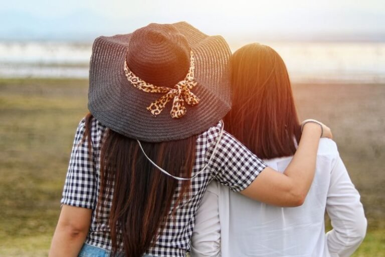 dos mujeres frente al mar